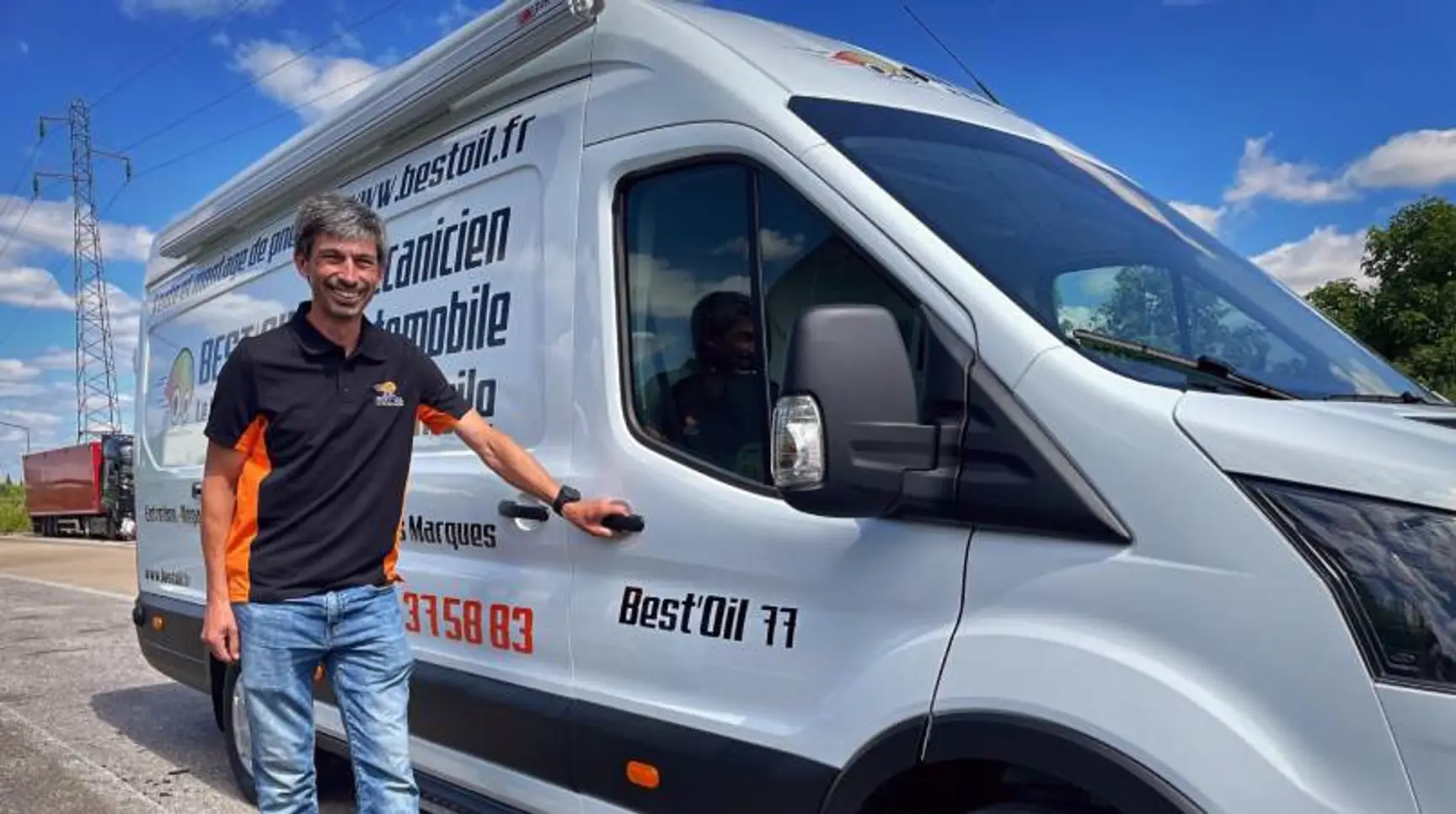 Romuald Krasensky devant son camion-atelier Best’Oil